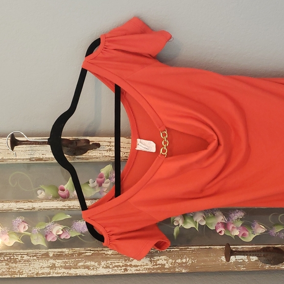 Woman's Cold-shoulder Top - Picture 3 of 16